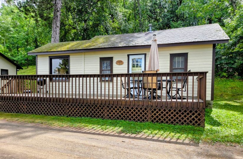 Cozy woodland cabin with large deck and outdoor dining set